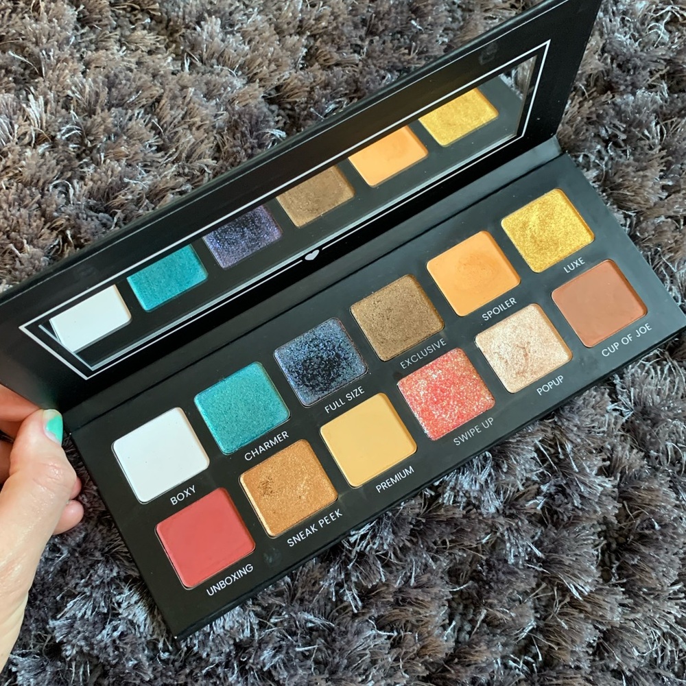 BoxyCharm - Hello Charmer Eyeshadow Palette